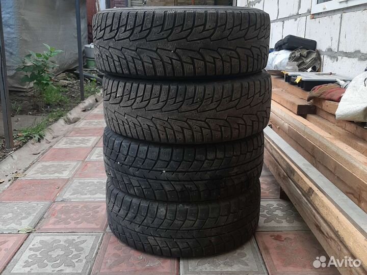 Hankook Winter I'Pike 215/60 R16