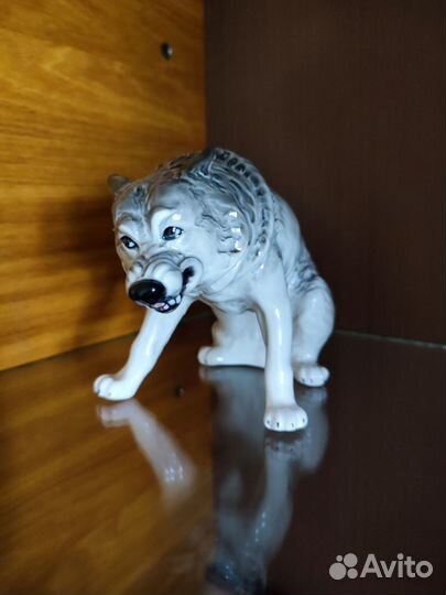 Статуэтка волк фарфор