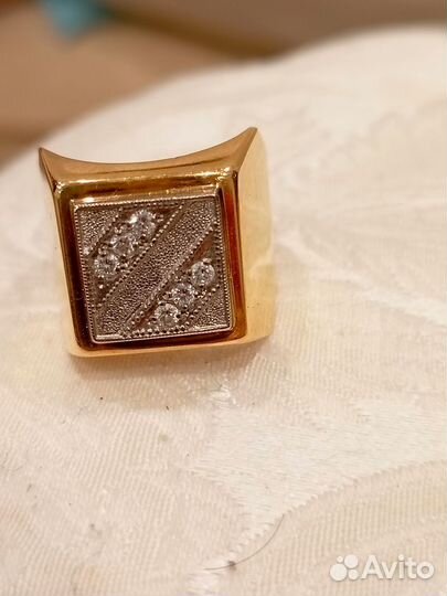 Мужской золотой перстень печатка