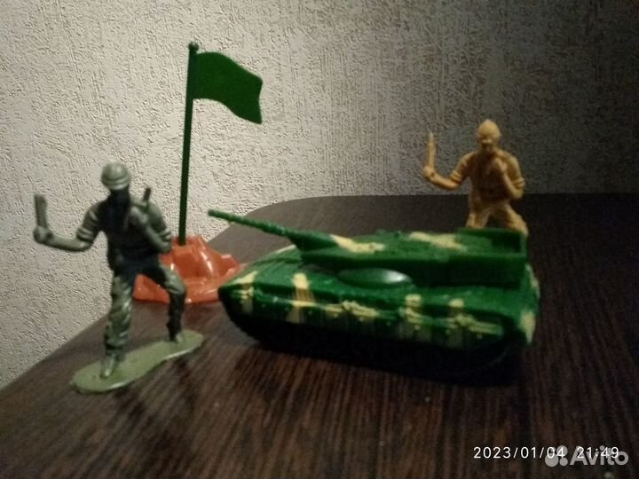 Танк и 2 бойца