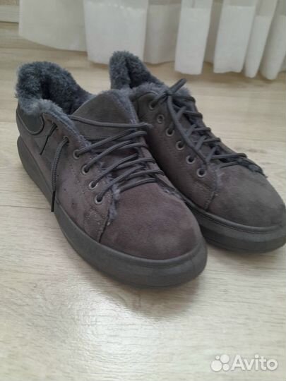 Кроссовки новые,зимние 39- 40