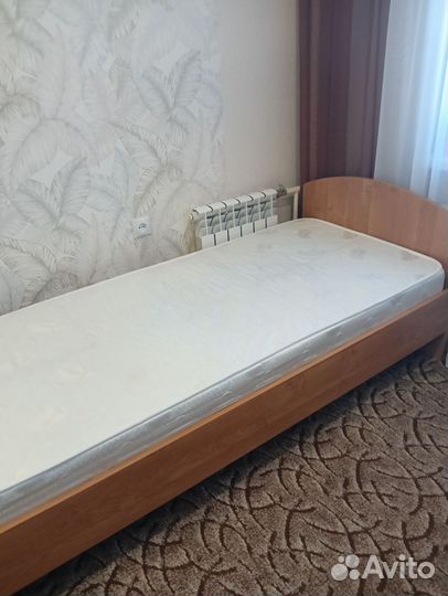 Кровать с матрасом(можно без)