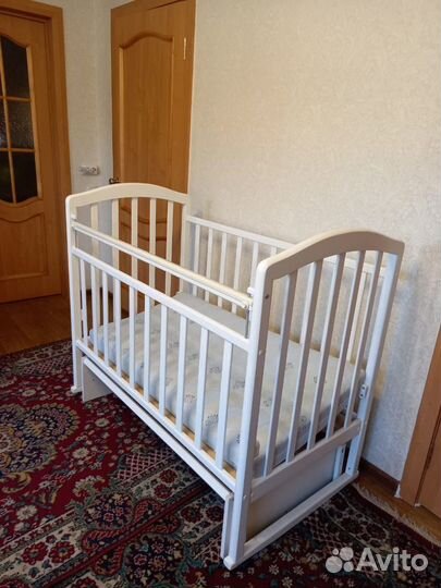 Кровать детская с маятником