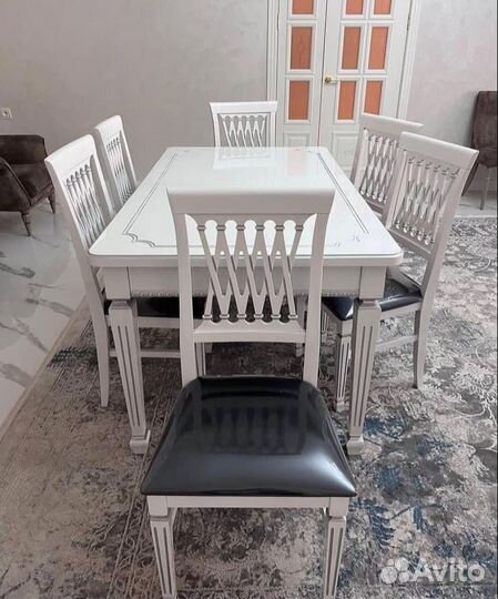 Стол и стулья