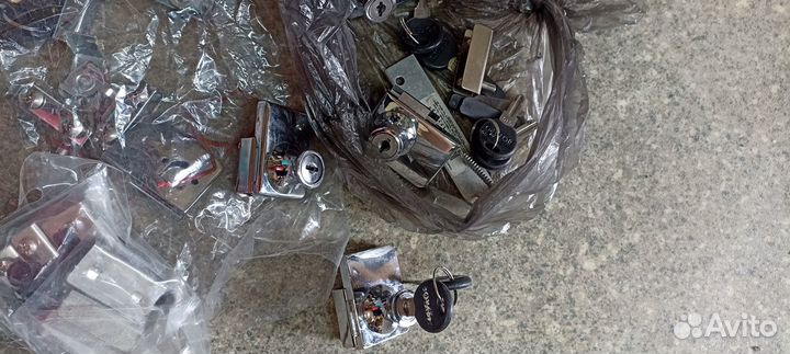 Крючки, уголки, замки для стекол