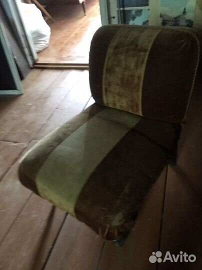 Старинное антикварное кресло
