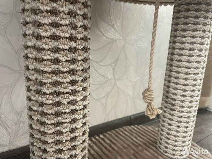 Когтеточка с лежанкой и игрушкой для кошек