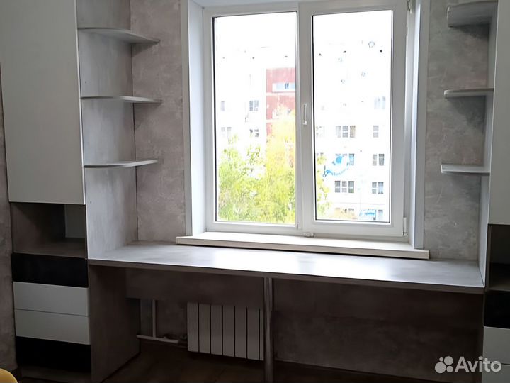 Школьный стол для двоих у окна