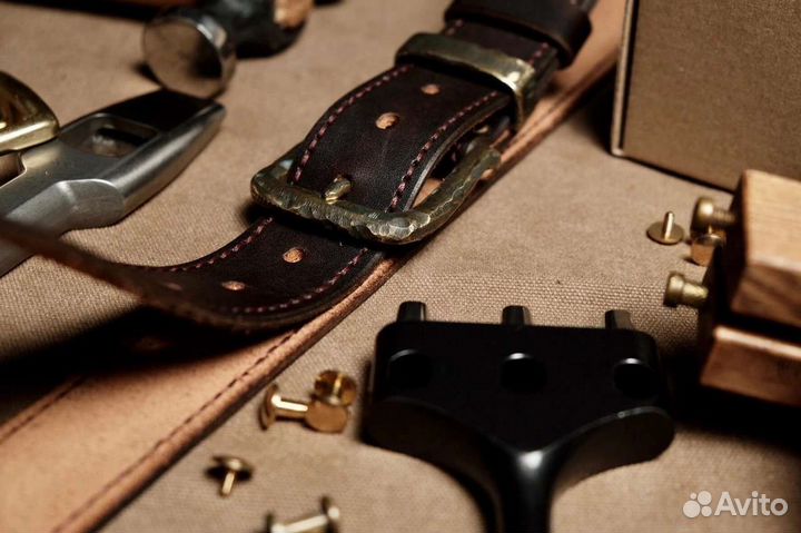 Кожанный ремень с прошивкой и авторской пряжкой