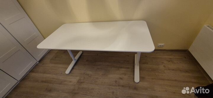 Офисный стол Бекант икеа