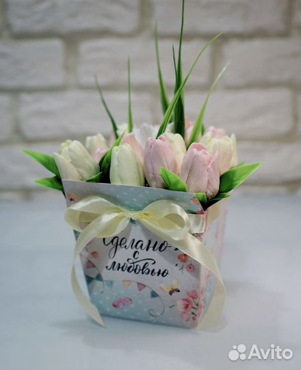 Букет из мыла 17 тюльпанов в подарочной коробке