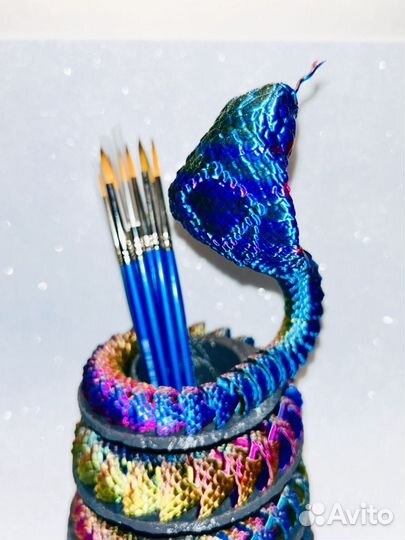 Кобра на подставке под ручки