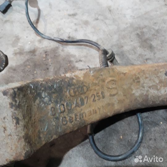 Поворотный кулак правый Ауди А4Б5 VW Пассат Б5