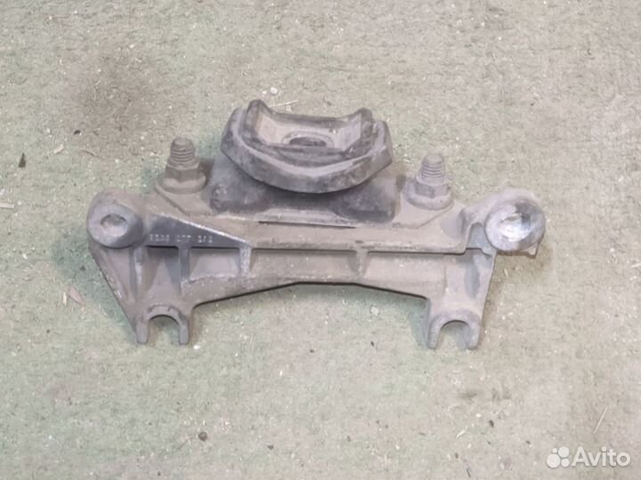 Кронштейн левой опоры кпп Renault Megane 2