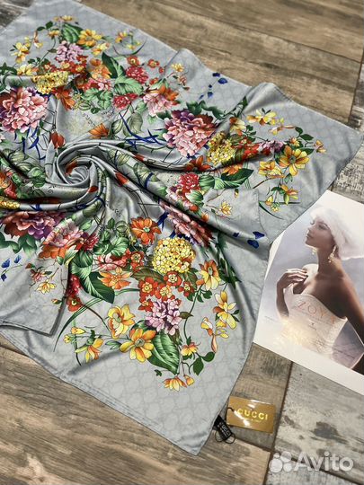Шелковый платок Gucci серый с цветами Flora
