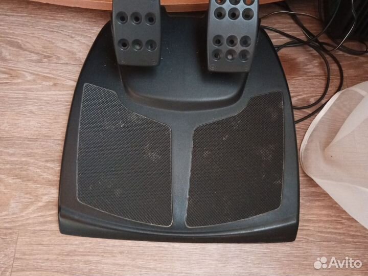 Игровой руль logitech momo