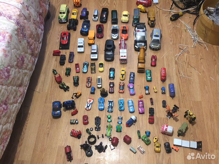 Машинки транспорт и трансформеры всего 70штук