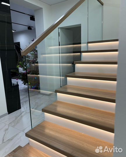 Лестница со стеклянным ограждением С-210