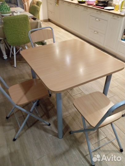 Стол и три стула