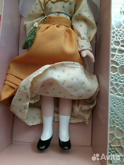 Кукла фарфоровая