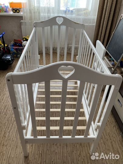 Кроватка детская с маятником