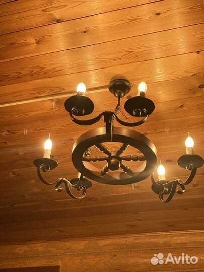 Колесо от телеги люстра