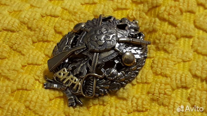 Большой тяжелый знак вифк