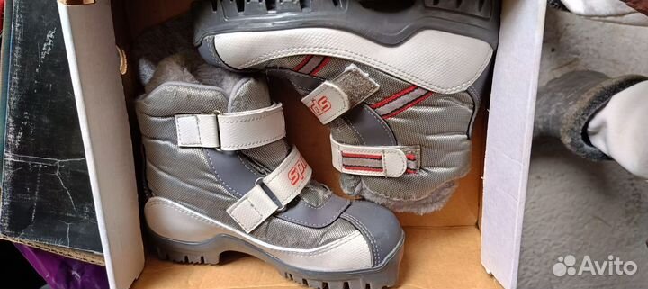 Лыжные ботинки 2 размера (32 и 31)