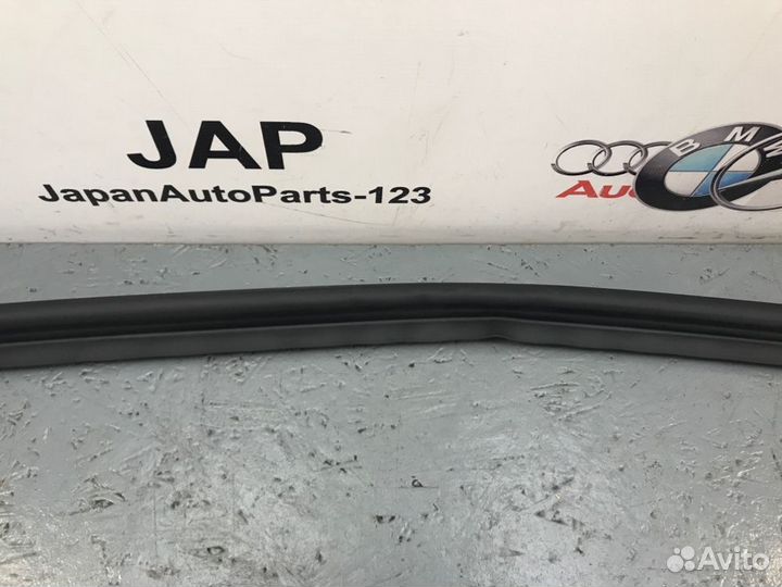 Уплотнение капота Audi A4 B8 cdhb 2010