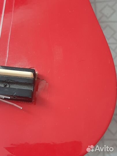 Укулеле красное