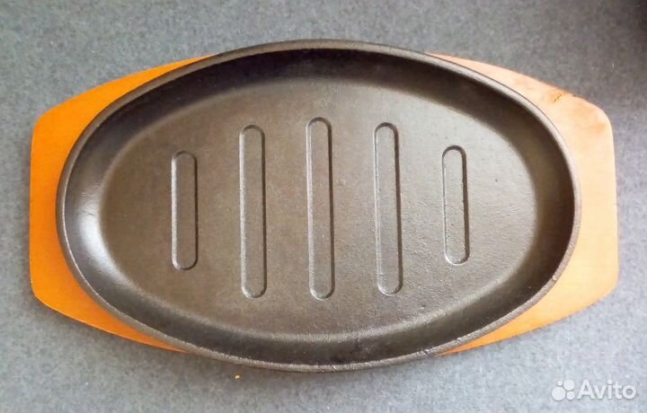 Чугунная овальная сковорода - гриль на подставке