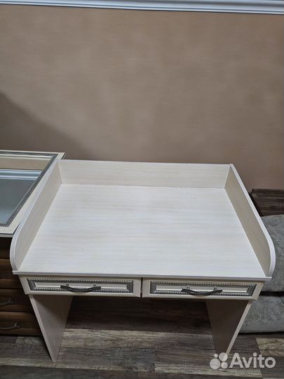 Туалетный столик с зеркалом