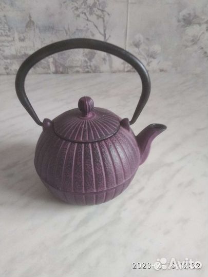 Чайник сиреневый чугуный Дания
