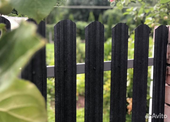 Забор из металлического штакетника