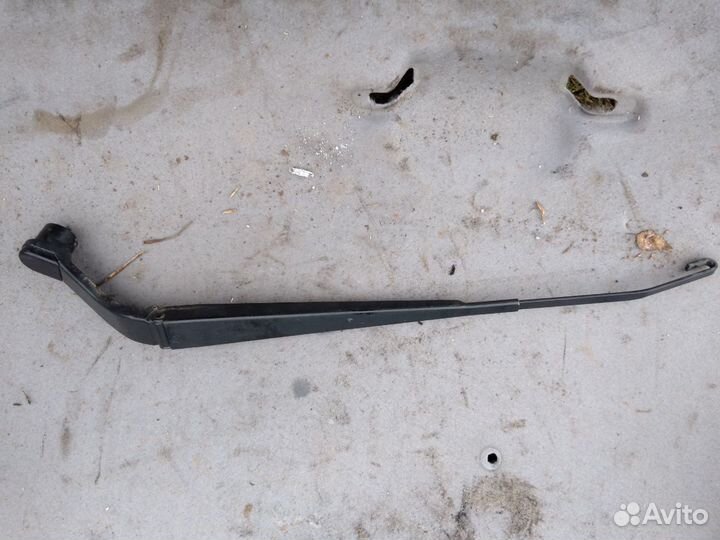 Поводок дворников правый Mitsubishi Outlander 3