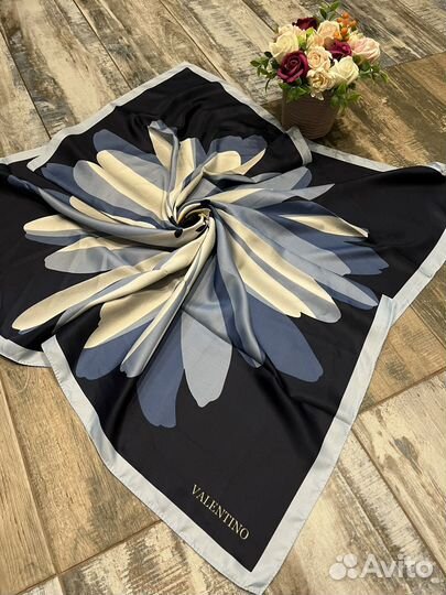 Шелковый платок Valentino синий Гербера