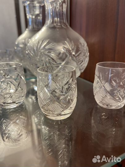 Графин хрустальный и рюмки
