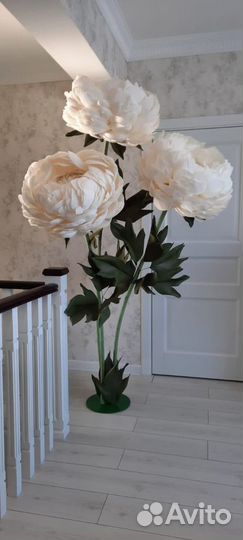 Композиция из ростовых цветов, фотозона