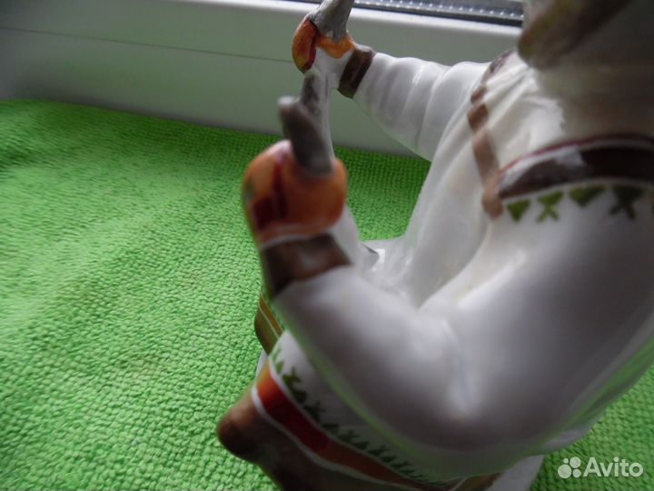 Фарфоровые статуэтки якутка с севрюгой