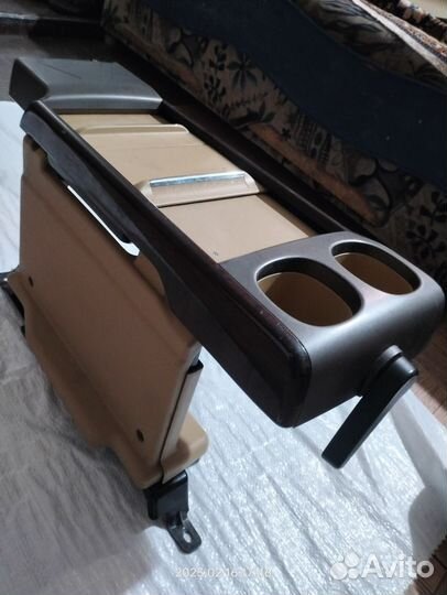 Подлокотник с подстаканниками Honda Elysion