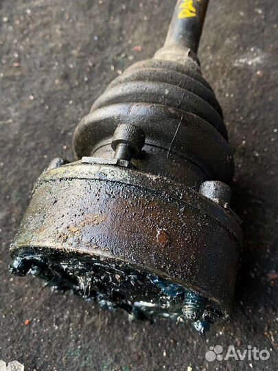 Полуось передняя левая volkswagen Passat B3 1.8