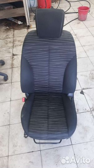 Передние сиденья mazda demio