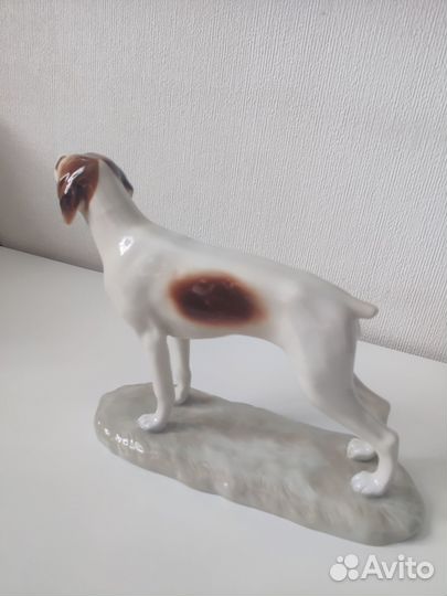 Фарфоровая статуэтка собака