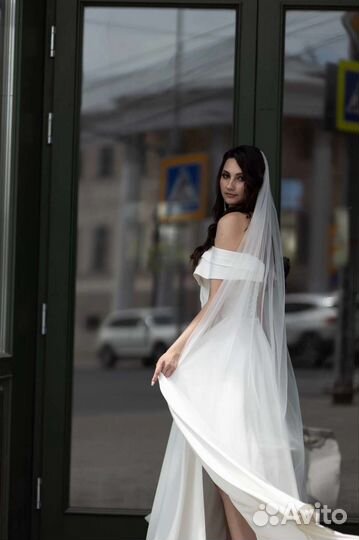 Свадебное платье со шлейфом 44