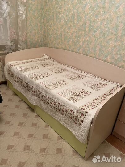 Детская кровать, вместительный шкаф, стол