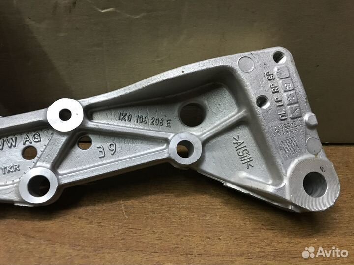 Кронштейн переднего рычага Skoda Octavia A5