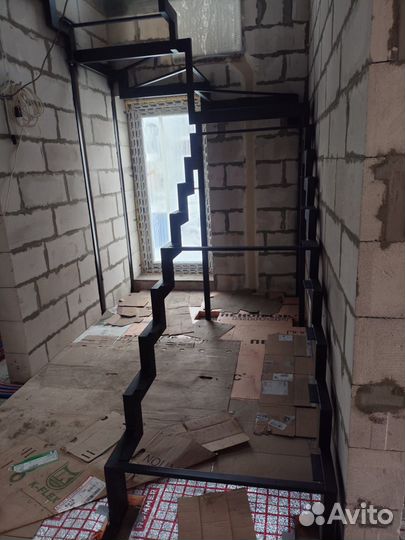 Лестница на металлическом каркасе