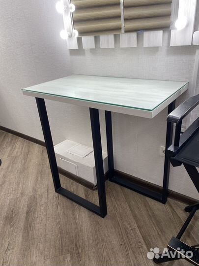 Гримерный стол с зеркалом и подсветкой