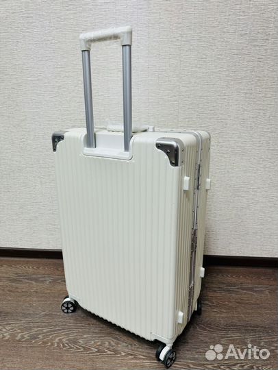 Чемодан без молнии большой новый