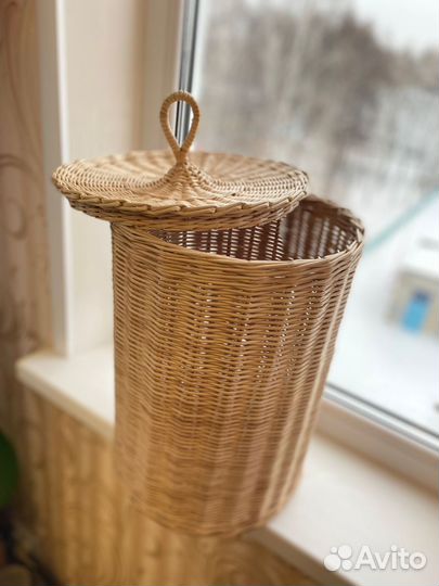 Плетеная корзина для белья с крышкой